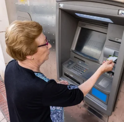 Ajutor financiar pentru pensionarii cu venituri reduse în 2026. Ce sume se acordă și când intră banii