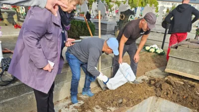 O femeie din Satu Mare a găsit mormântul bunicii gol. A mers să aprindă o lumânare, dar a rămas șocată când a văzut ce s-a întâmplat în cimitir