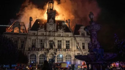 Incendiu devastator în timpul protestelor din Franța! Primăria oraşului Limoges, distrusă