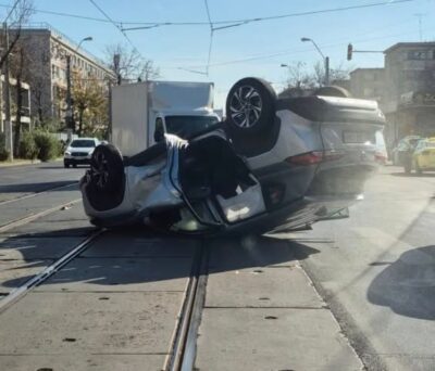 Accident în Piața Operei din București! O mașină s-a răsturnat