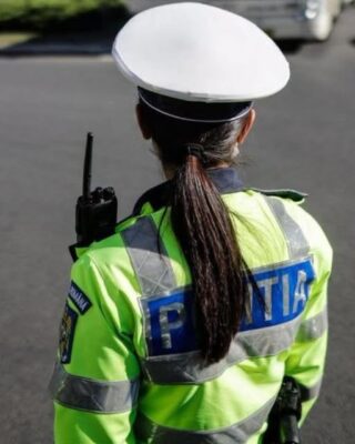 ANCHETĂ la IPJ Vâlcea! O polițistă, cercetată după ce a fost filmată ștergând geamuri
