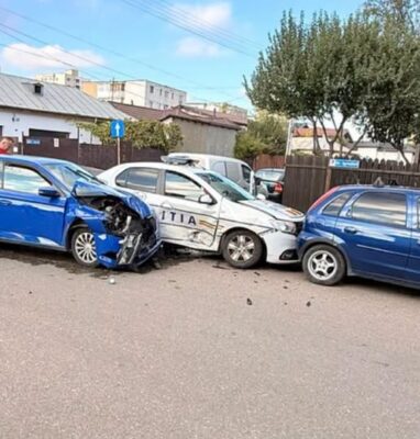 Patru persoane au ajuns la spital în urma unui eveniment rutier produs în Satu Mare. Un autoturism și un microbuz s-au ciocnit duminică dimineața