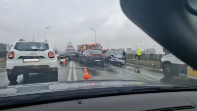 Accident grav pe Podul Pipera din Capitală. Trei persoane au ajuns la spital, după ce o mașină a intrat pe contrasens