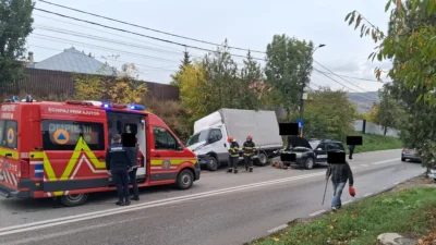 Accident rutier în Negrești, între un autoturism și o autoutilitară. O femeie de 25 de ani a ajuns la spital