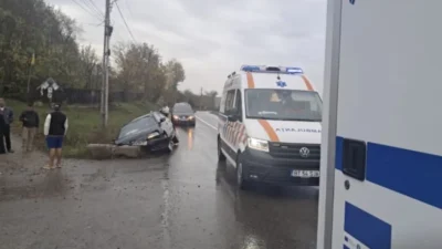 O familie cu trei copii, implicată într-un accident pe E58. Mașina s-a izbit de un cap de pod, la câteva sute de metri de casă
