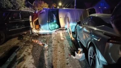 Accident neobișnuit în Cluj-Napoca. Un șofer băut s-a răsturnat peste o mașină care circula din sens opus