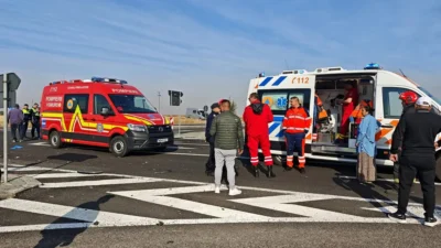 Accident în Dolj, cu un copil de 2 luni și un tânăr răniți. Un șofer de 81 de ani nu ar fi acordat prioritate