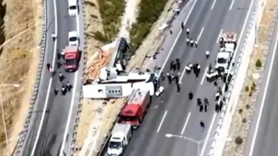 Accident cumplit în Turcia, pe drumul dintre Bursa şi Izmir! 11 morți și 27 de răniți în urma ciocnirii unui autocar cu un camion