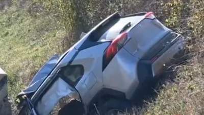 A pierdut controlul volanului, iar mașina s-a răsturnat în șanț. O femeie a murit prinsă între fiare