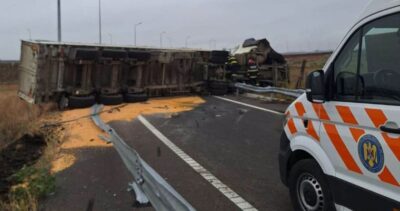 Un bărbat din Botoșani și-a pierdut viața pe Autostrada A7, după ce camionul pe care-l conducea a părăsit carosabilul și s-a răsturnat