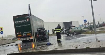 Impact dezastruos între două mașini și un camion, în județul Timiș! Un bărbat a rămas încarcerat