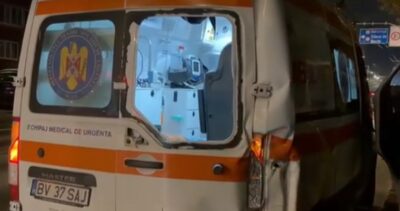 Eveniment rutier în lanț în Brașov! O ambulanță a lovit o mașină și un autocar. O gravidă era în autospecială