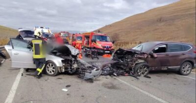 Incident rutier grav, în Cluj! Două persoane au rămas încarcerate după ce mașinile lor s-au lovit frontal