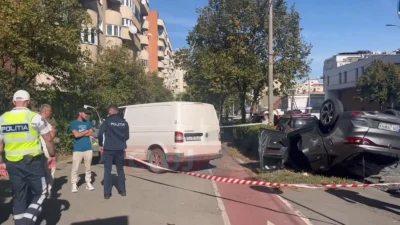 Accident în Cluj-Napoca. Un autoturism s-a răsturnat peste două mașini parcate după impactul cu un alt vehicul