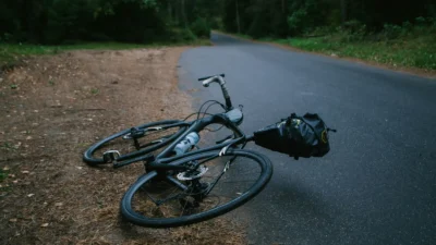 Copil mort după ce a căzut de pe bicicletă. Băiatul de 11 ani s-a stins pe o stradă din Alba