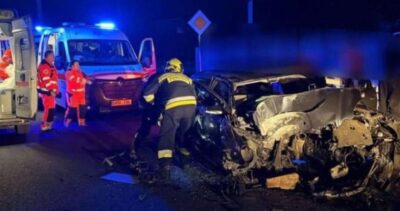 Eveniment rutier grav, în apropierea localității Onești. Un bărbat și-a pierdut viața, iar alte două persoane au ajuns la spital după ce mașina în care se aflau s-a lovit de un pilon