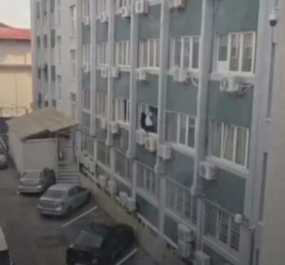 Polițistă anchetată după ce a fost surprinsă ștergând geamurile instituției. Femeia era ieșită pe fereastră, la etaj, fără echipament