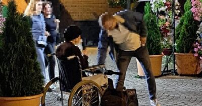 Un cerșetor a strâns peste 9.000 de lei la moaștele Sfintei Parascheva! Bărbatul ar conduce un bolid de lux