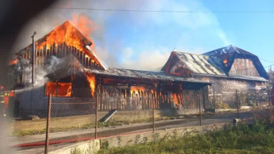 Incendiu de proporții în Bistriţa-Năsăud. Ard mai multe anexe gospodăreşti