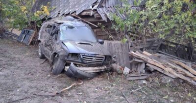 Un bărbat de 64 de ani și-a pierdut viața după ce mașina în care se afla s-a răsturnat într-o râpă de peste 50 de metri, în Cluj