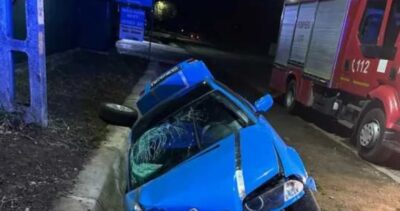 Grav eveniment rutier în Neamț. Cinci tineri, printre care o fată de 14 ani, au ajuns la spital după ce o mașină s-a răsturnat într-un șanț