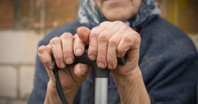 Femeile care au copii pot să iasă mai devreme la pensie, fără penalizare. Ce prevede legea și ce documente sunt necesare