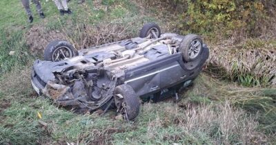 Doi copii de 4 și 7 ani, la spital după ce mașina în care se aflau s-a răsturnat într-un râu, în Neamț