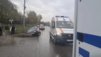 O familie cu trei copii a intrat cu mașina într-un cap de pod la Botoșani. Oamenii erau la 300 de metri de casă când s-a produs accidentul