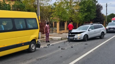 Accident în Iași! 14 copii erau în microbuzul școlar implicat în impact