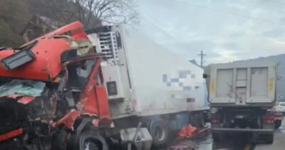Două femei au sfârșit pe Valea Oltului, după un incident grav între două TIR-uri și o mașină