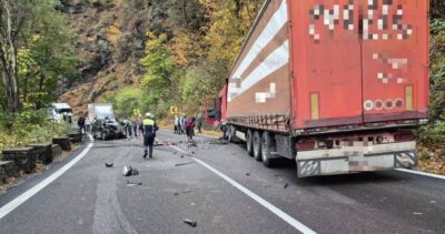 Trafic blocat pe Valea Oltului! O persoană a rămas încarcerată în urma unui grav eveniment rutier