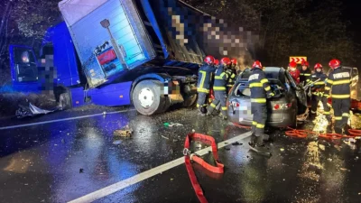 O femeie a murit și alta e în stare gravă, după un accident teribil în Mureș. Mașina în care se aflau s-a izbit de un TIR, apoi a luat foc