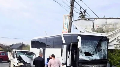 Accident grav la Ciolpani. Un autobuz în care se aflau 37 de persoane s-a ciocnit violent de o autoutilitară